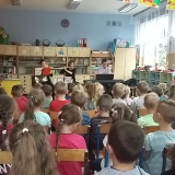 dzieci-sluchajace-koncert
