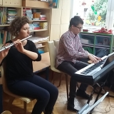 dzieci-sluchajace-koncert