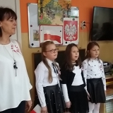 dzieci-spiewaja-hymn