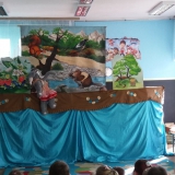 dzieci-ogladaja-teatrzyk