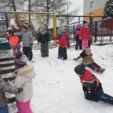dzieci-z-przedszkola-bawia-sie-na-sniegu