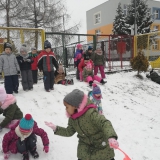 dzieci-z-przedszkola-bawia-sie-na-sniegu