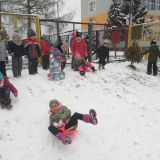 dzieci-z-przedszkola-bawia-sie-na-sniegu