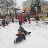 dzieci-z-przedszkola-bawia-sie-na-sniegu