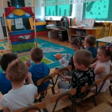 dzieci-bawia-sie-w-teatr
