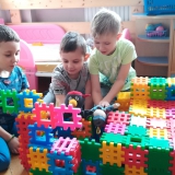 dzieci-bawia-sie-w-teatr
