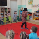 dzieci-bawia-sie-w-teatr