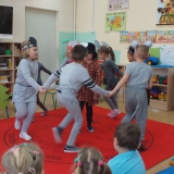 dzieci-bawia-sie-w-teatr