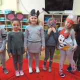 dzieci-bawia-sie-w-teatr