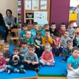 dzieci-bawia-sie-w-teatr