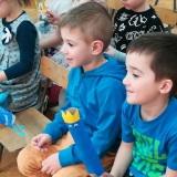 dzieci-bawia-sie-w-teatr