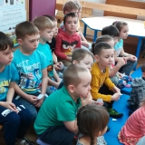 dzieci-bawia-sie-w-teatr