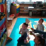 dzieci-bawia-sie-w-teatr