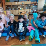 dzieci-bawia-sie-w-teatr