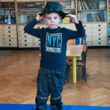 dzieci-bawia-sie-w-teatr