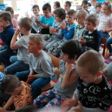 dzieci-sluchaja-koncert