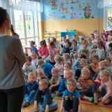 dzieci-sluchaja-koncert
