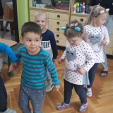 dzieci-tancza-bawia-sie-i-spiewaja