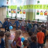 dzieci-tancza-bawia-sie-i-spiewaja