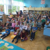 dzieci-ogladaja-teatrzyk