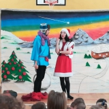 dzieci-ogladaja-teatrzyk