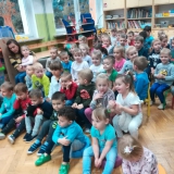 dzieci-ogladaja-spektakl
