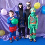 dzieci-bawia-sie-na-balu