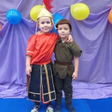 dzieci-bawia-sie-na-balu