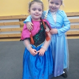 dzieci-bawia-sie-na-balu