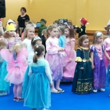 dzieci-bawia-sie-na-balu