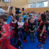 dzieci-bawia-sie-na-balu